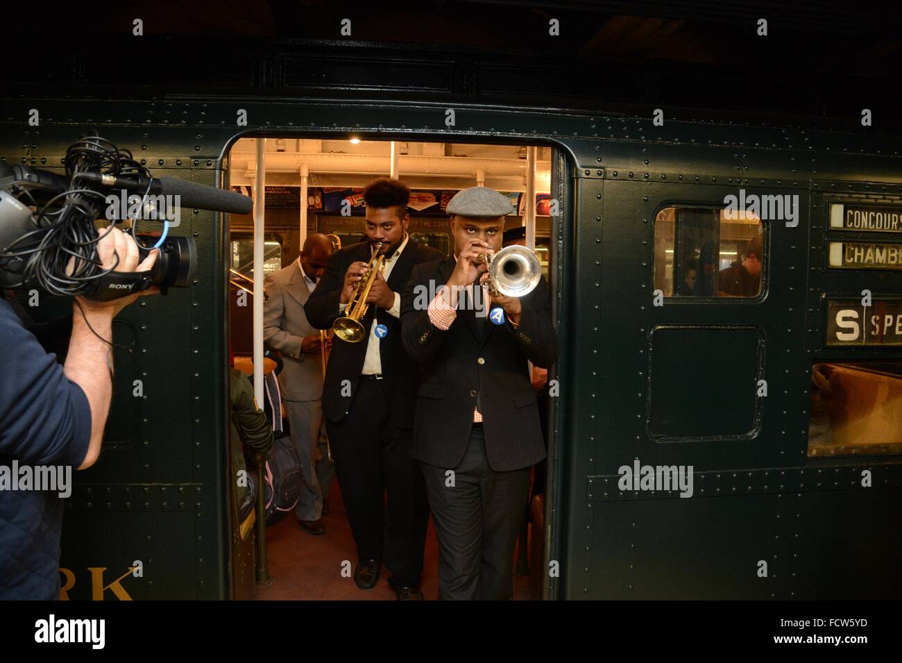 Ein Pop-up-jazz-Konzert zum Gedenken an den 100. Jahrestag der Geburt von "Take the A Train" Komponist Billy Strayhorn in der u-Bahn 29. November 2015 in New York City. MTA Arts & Design, Music Under New York Jazz at Lincoln Center und das New York Transit Museum zusammengetan, um ein spezielles "Nostalgie-Zug" host Reise von mit jazz-Aufführungen an Bord der Oldtimer u-Bahnwagen. Stockfoto