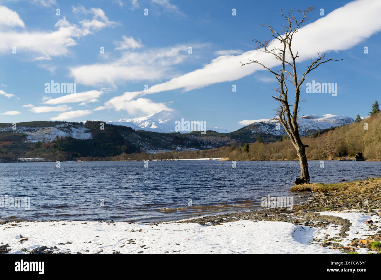 Ben Lomond und Loch Ard, Aberfoyle, Trossachs, Schottland, mitten im Winter. Stockfoto