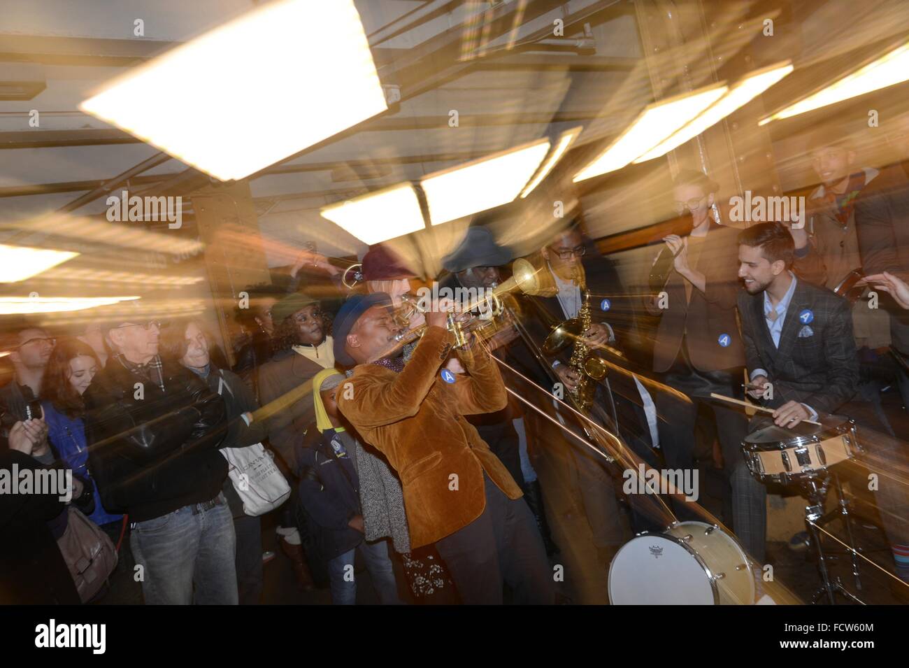 Ein Pop-up-jazz-Konzert zum Gedenken an den 100. Jahrestag der Geburt von "Take the A Train" Komponist Billy Strayhorn in der u-Bahn 29. November 2015 in New York City. MTA Arts & Design, Music Under New York Jazz at Lincoln Center und das New York Transit Museum zusammengetan, um ein spezielles "Nostalgie-Zug" host Reise von mit jazz-Aufführungen an Bord der Oldtimer u-Bahnwagen. Stockfoto