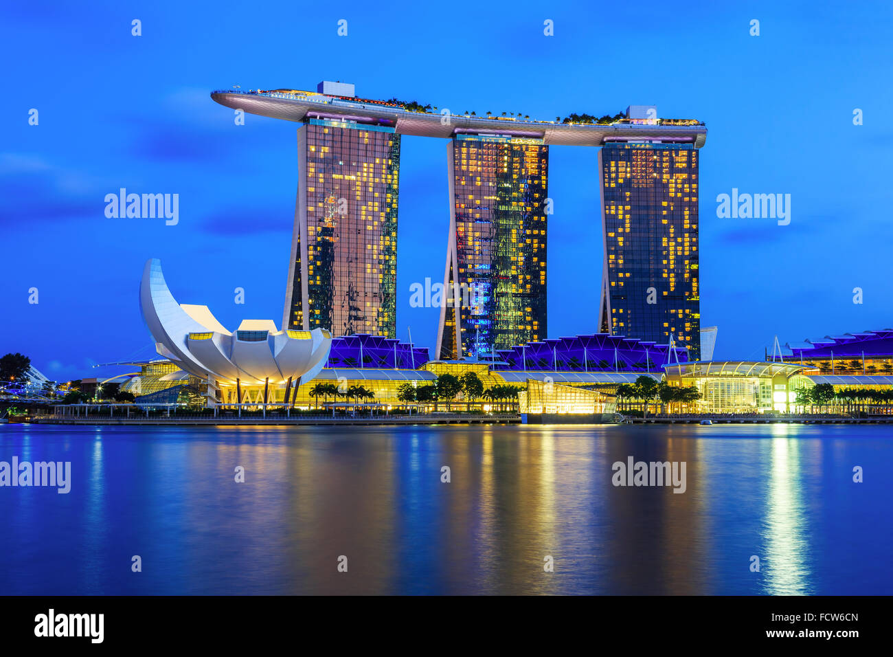 Singapur, Singapur. Marina Bay in der Dämmerung. Stockfoto