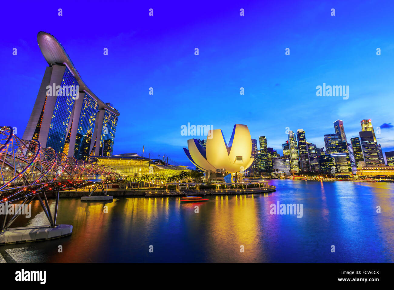 Singapur, Singapur. Marina Bay in der Dämmerung. Stockfoto