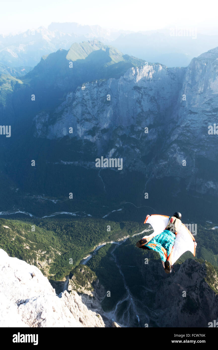 Dieses Wingsuit BASE-Jumper unten im Tal einige Klippen entlang nach oben schnellt. Dadurch fühlt er sich das Adrenalin in seinem Körper. Stockfoto