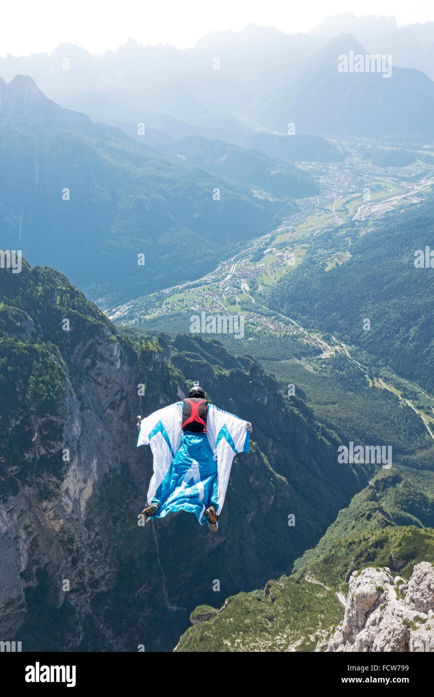 Dieses Wingsuit BASE-Jumper unten im Tal einige Klippen entlang nach oben schnellt. Dadurch fühlt er sich das Adrenalin in seinem Körper. Stockfoto