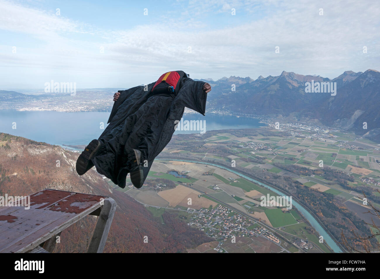 Dieses Wingsuit BASE-Jumper verlassen nur ein Sprungbrett nach unten ins Tal. Er werde seinen Fallschirm kurz vor dem Boden öffnen. Stockfoto