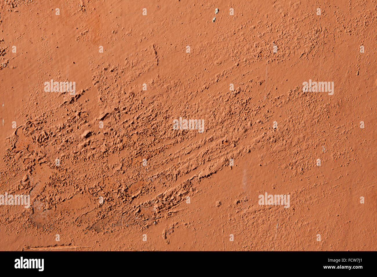 Alte Terracotta Stuck Wand mit abgeplatzte Farbe bemalt. Hintergrundtextur. Stockfoto