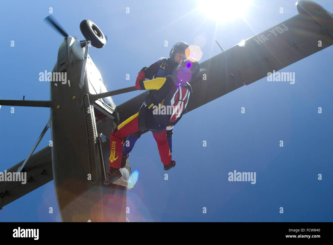 Zwei Fallschirmspringer halten einander und Sprung aus einem Flugzeug. Dabei gehen sie Headover mit 120 m/h in den blauen Himmel. Stockfoto