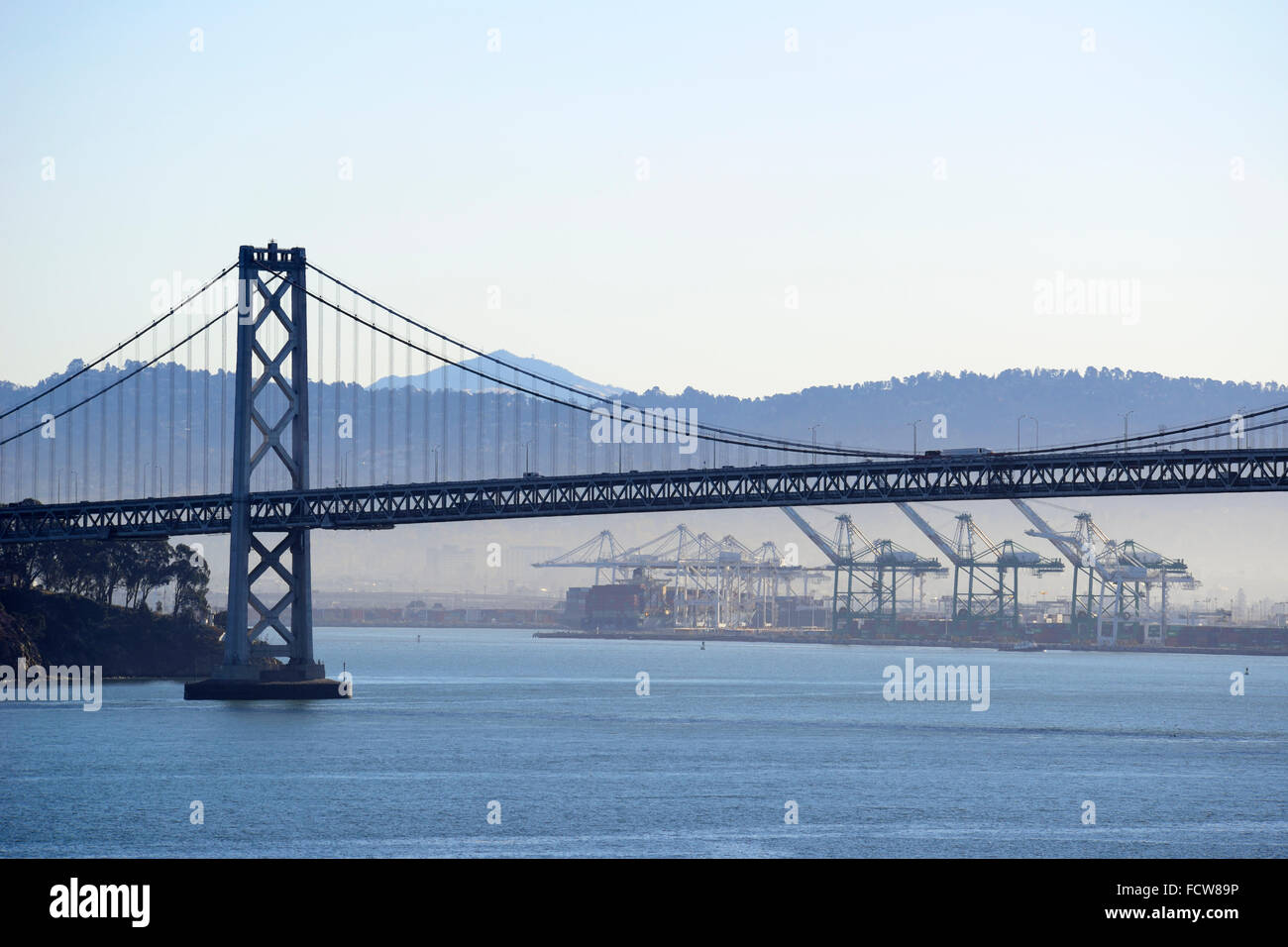 Am frühen Morgen Blick auf die Bay Bridge von Telegraph Hill in San Francisco, Kalifornien, USA Stockfoto