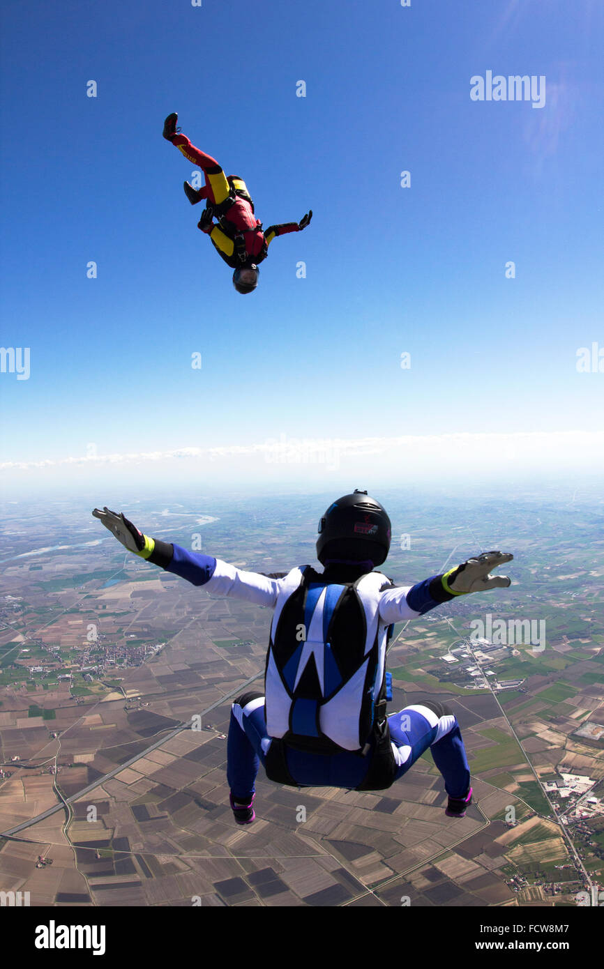 Das skydive Freefly Team bildet die Sit-Fly und kopfüber-Bildung. Mit über 125 mph fliegen sie gemeinsam in den blauen Himmel. Stockfoto