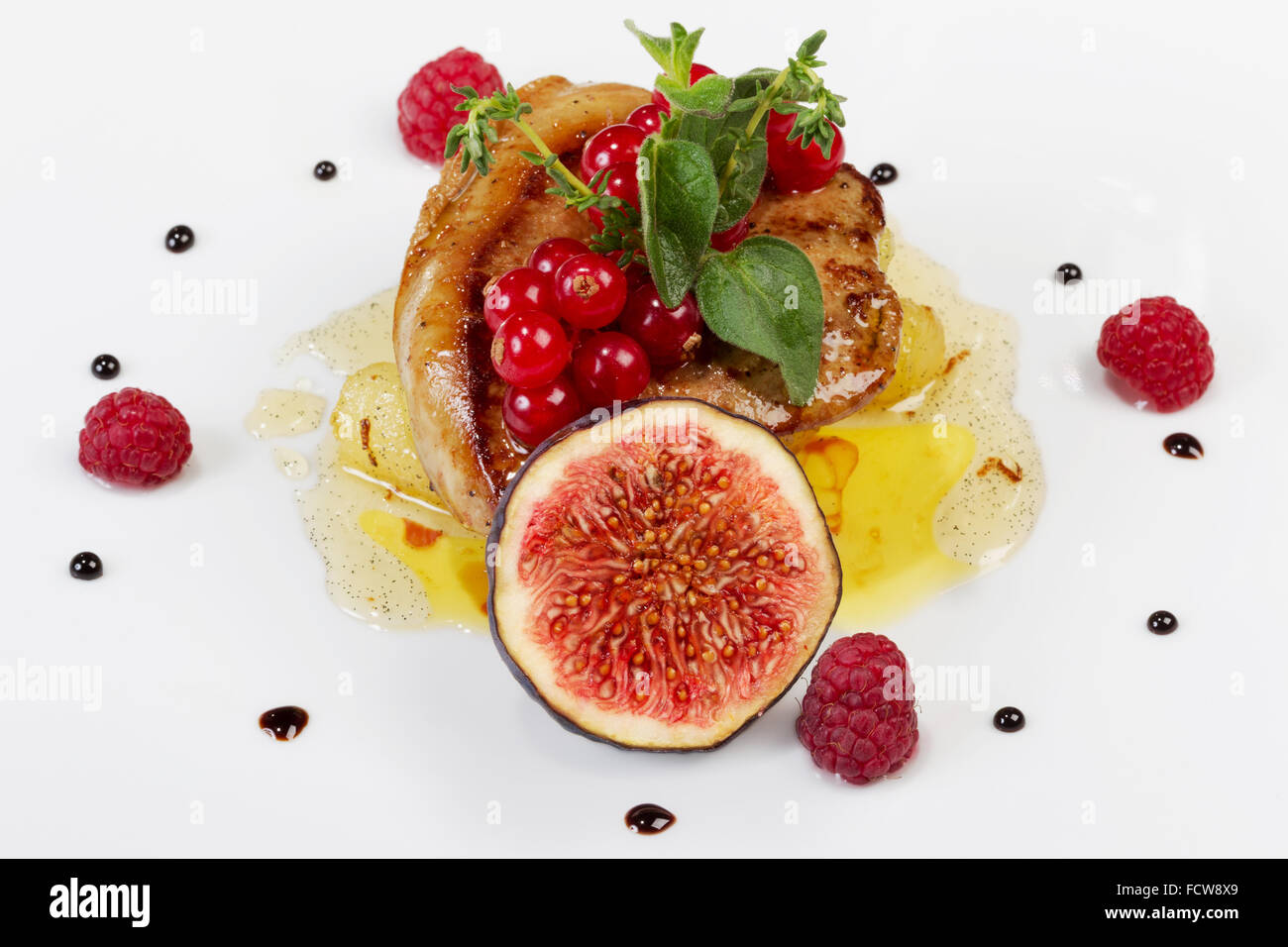 Dessert mit frischem Obst und Beeren auf einem hellen Hintergrund Stockfoto