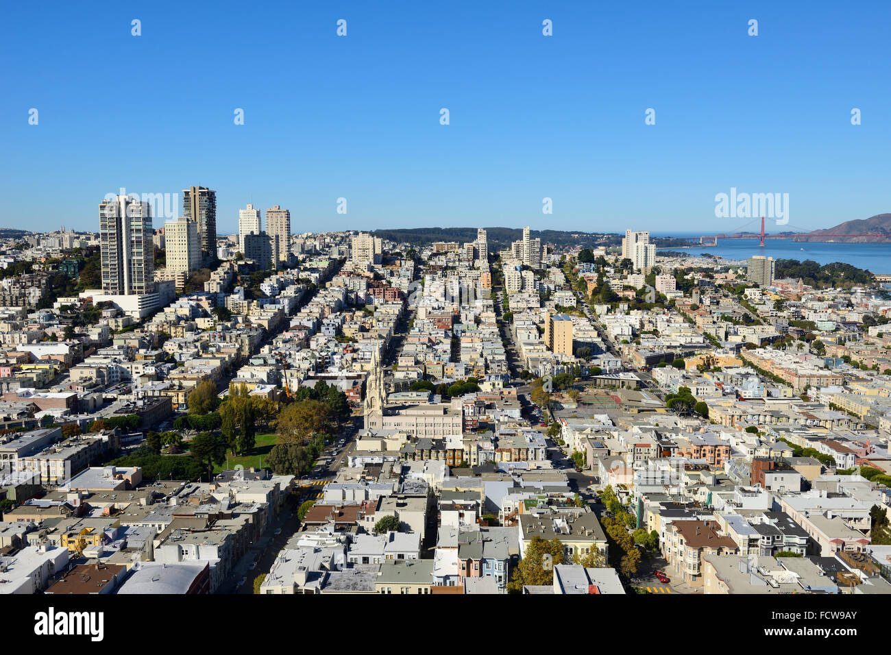 Erhöhten Blick auf die North Bay Area und Golden Gate Bridge vom Coit Tower auf dem Telegraph Hill in San Francisco, Kalifornien, USA Stockfoto