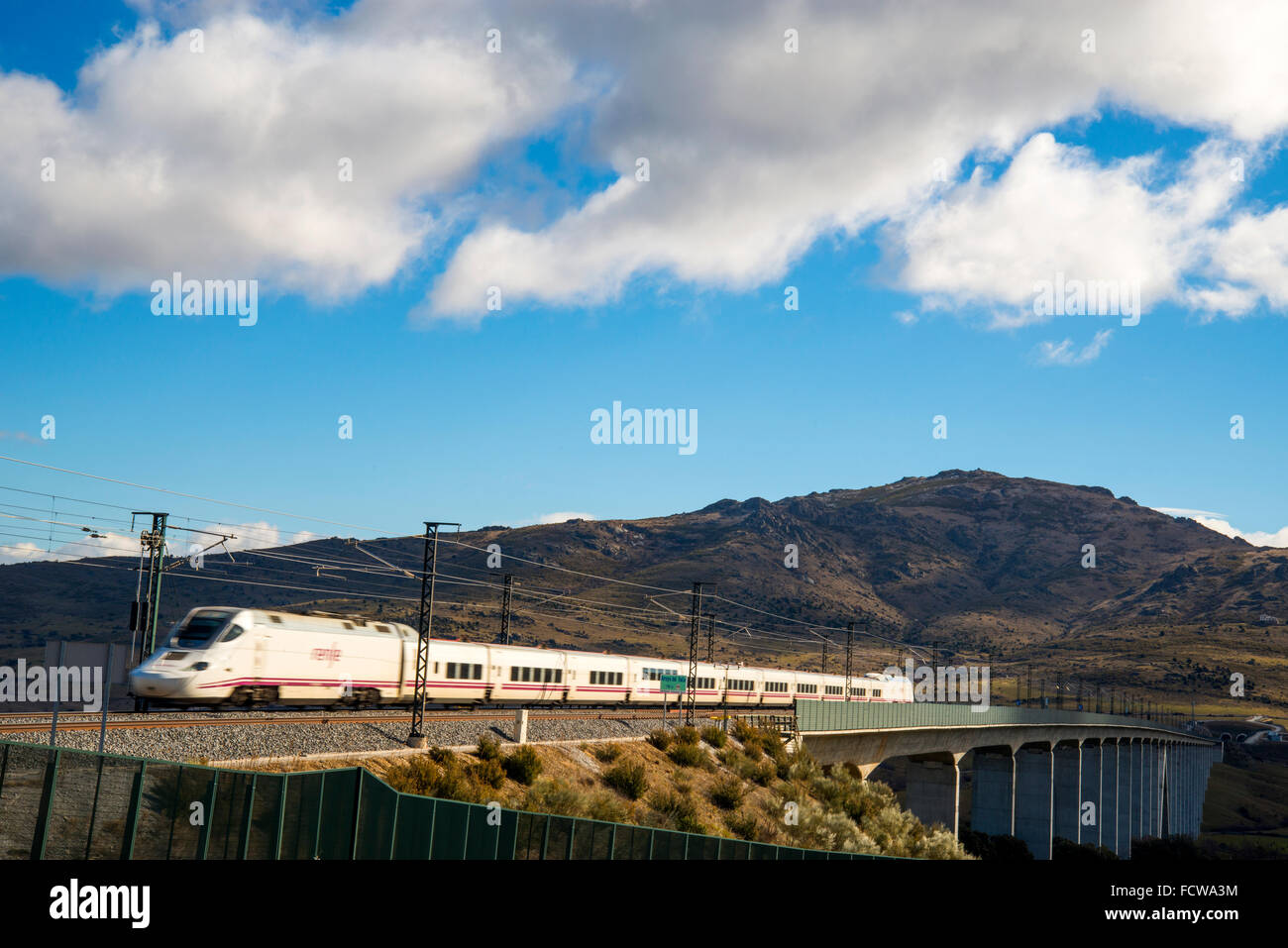 Madrid-Valladolid AVE Hochgeschwindigkeitszug Reisen entlang Arroyo del Valle Viadukt. Soto del Real, Madrid-Segovia, Spanien. Stockfoto