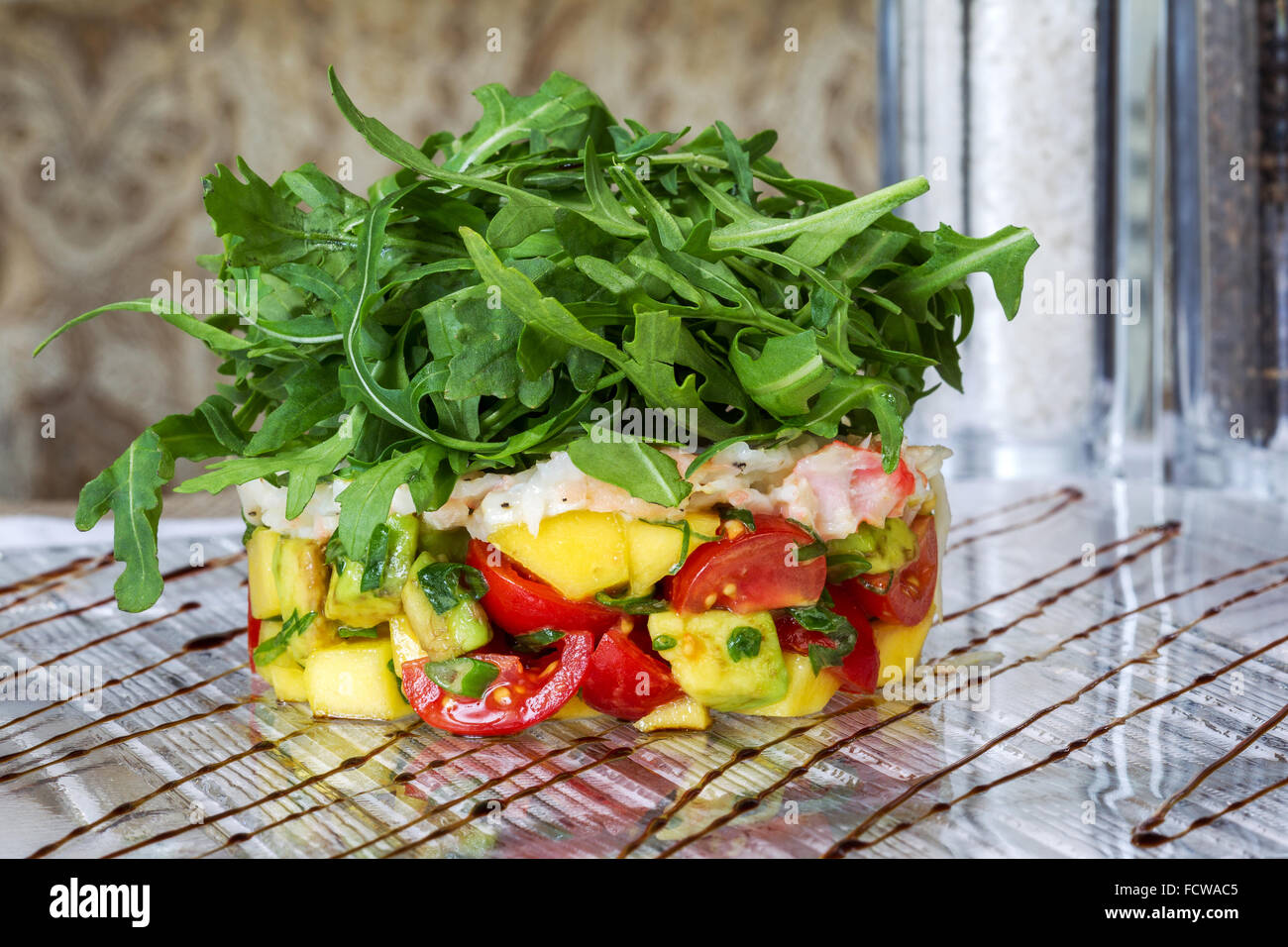 Avocado mit aromatischen Kräutern und frischen Tomaten Stockfoto