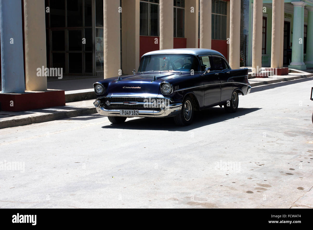 altmodische 50er Jahre Auto fahren durch die ruhigen kubanischen Straßen Stockfoto