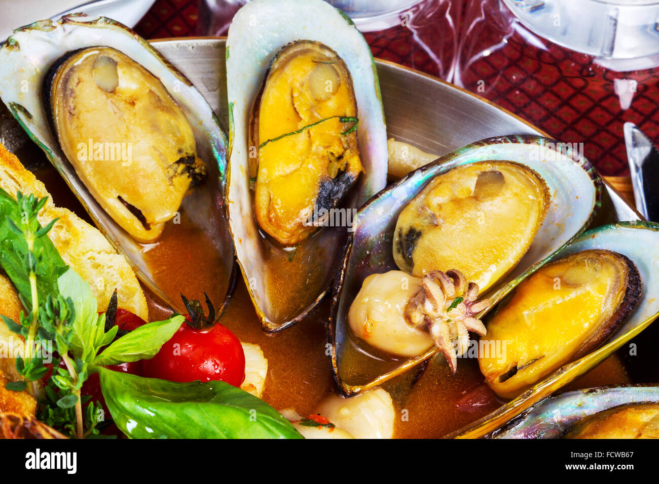 Gekochte Muscheln und Meeresfrüchte Sauce, selektiven Fokus Stockfoto