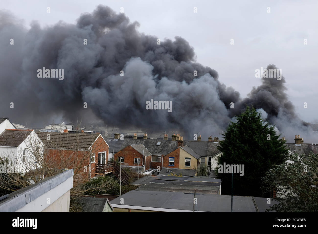 Cowes, Isle Of Wight, UK. 25. Januar 2016. Großbrand im ehemaligen J Samuel White-Werft. Feuer in einer Garage begann, und Rapidley verbreiten, Bootsbau und Fertigung Einheiten. Auf der Isle Of Wight ist bei einem Workshop in einem Industriegebiet ein Feuer ausgebrochen.  Isle Of Wight Feuerwehr und Rettungsdienste sagte, mehr als 30 Feuerwehrleute den Brand in Medina Dorf an der Bridge Road in Cowes Bekämpfung waren.  Fünfzig Fiberglas Boote werden geglaubt, um auf dem Gelände sowie Autos und Acetylenflaschen werden. Bildnachweis: Patrick Eden/Alamy Live-Nachrichten Stockfoto