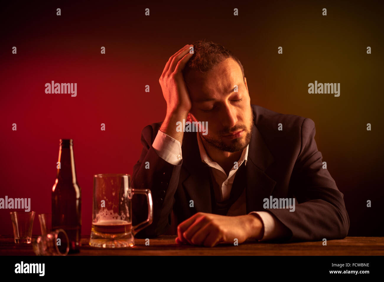 Betrunken traurige Geschäftsmann schlafen in einer Bar Stockfoto