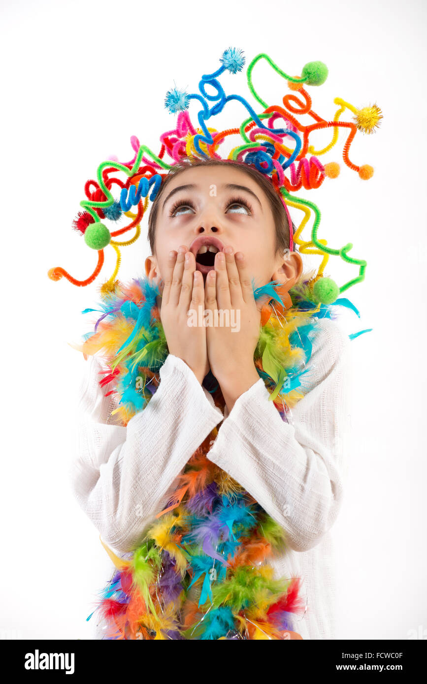 Begeistert junge Party-Girl in eine bunte Tracht der bunten Federn und einen Kopfschmuck von Blumen auf wirbelnden bunte Stielen Stockfoto