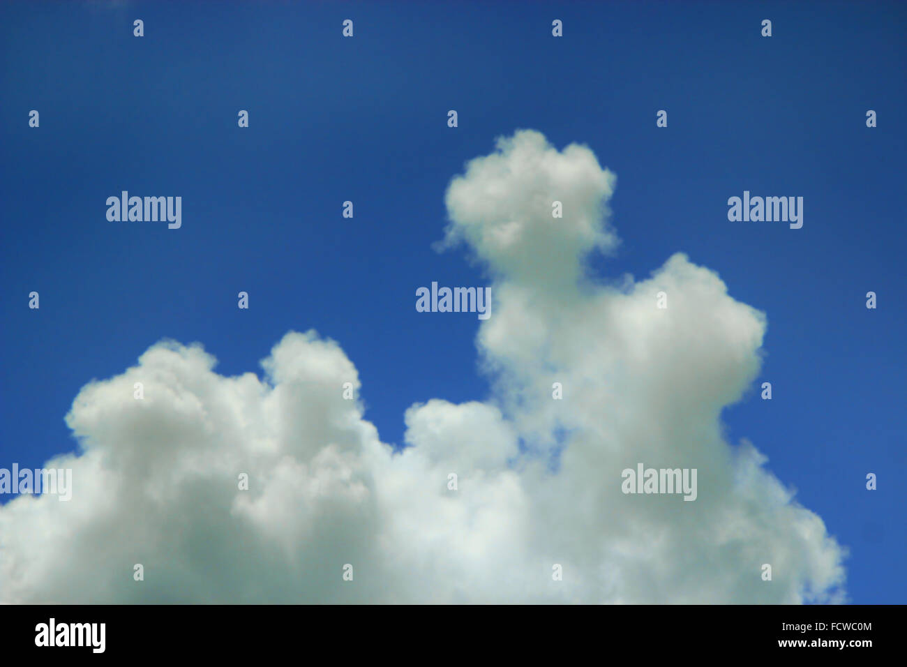 einfach schöne weiße Wolken am blauen Himmelshintergrund Stockfoto