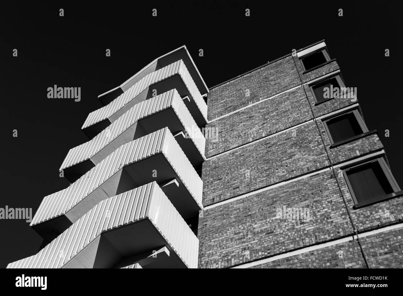 Aussentreppe auf moderne Wohnblock im Zentrum von Bristol. Schwarz / weiß Bild. Stockfoto