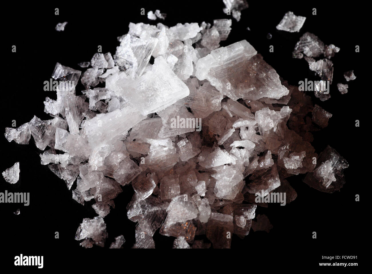 Meersalzkristalle auf einem schwarzen Hintergrund. Stockfoto