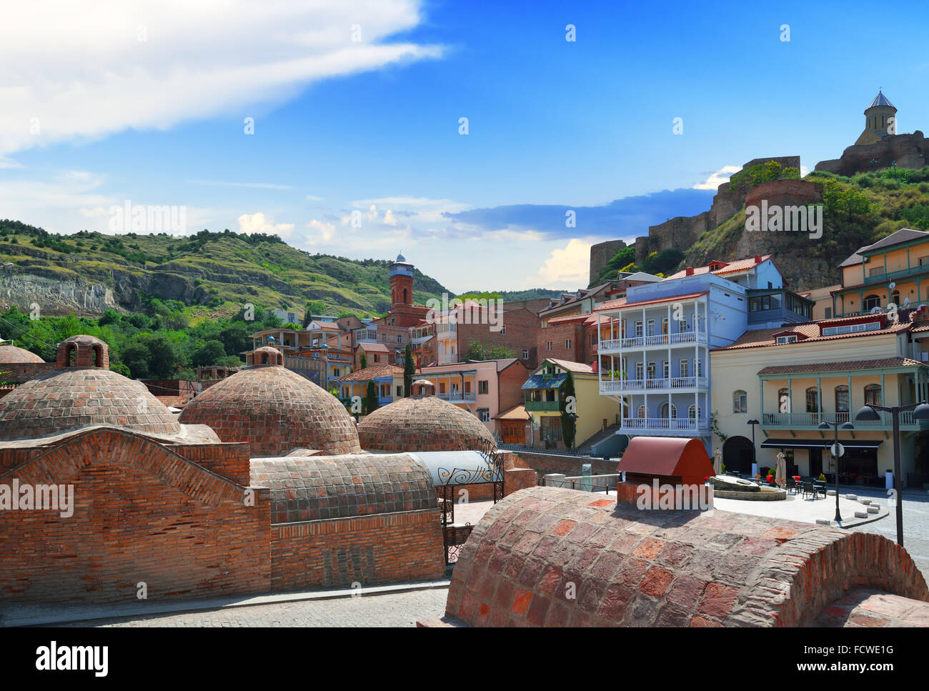 Antiken Schwefelsäure Bäder, Häuser und Narikala Festung auf dem Hügel in Tiflis. Georgien Stockfoto