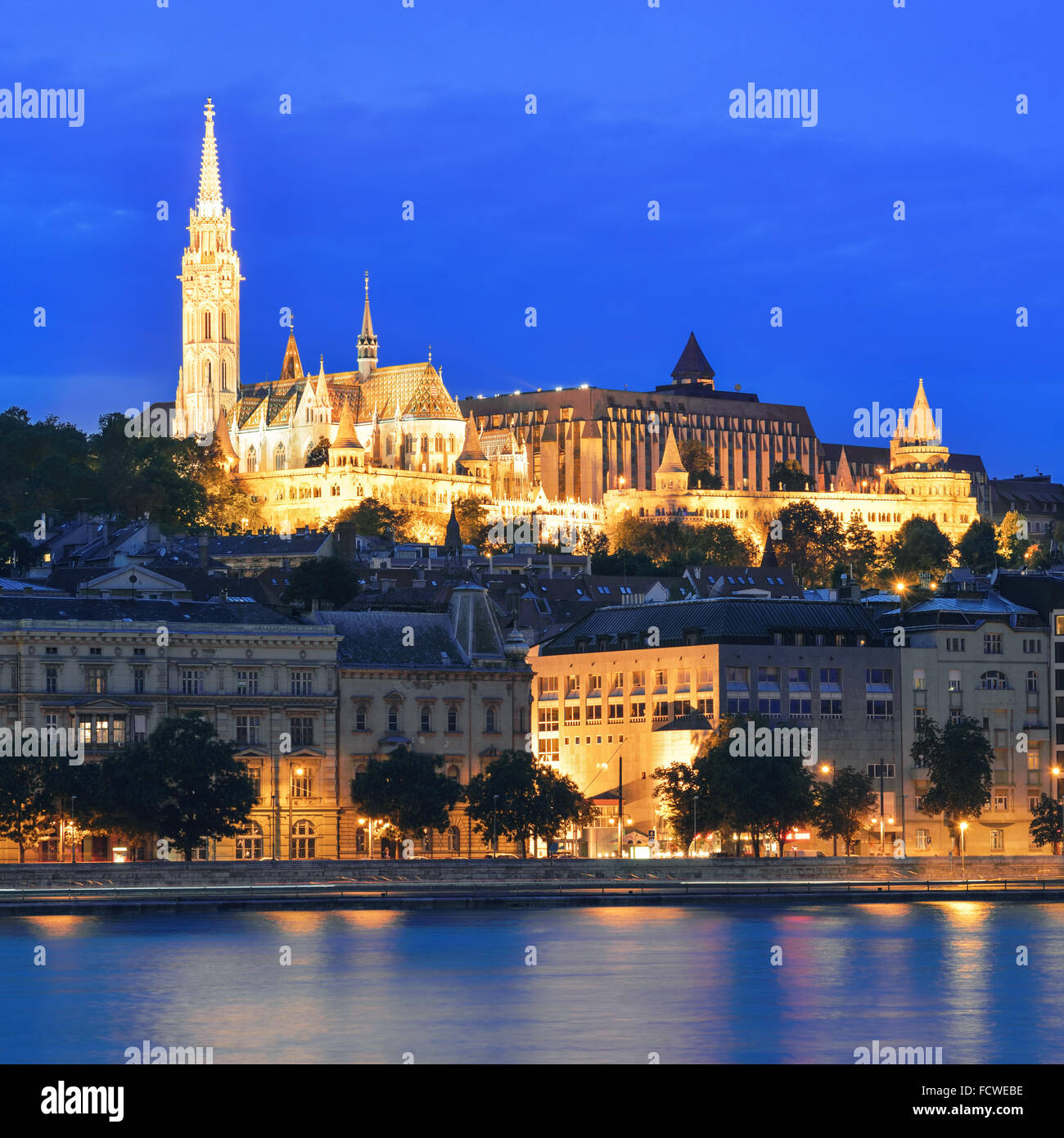 Matthiaskirche und Fischerbastei Bastion über die Donau in der Nacht. Budapest, Ungarn. Stockfoto