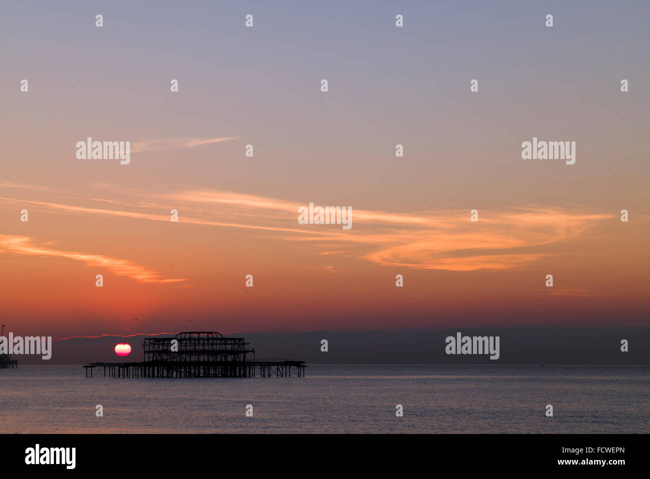 Aufgehenden Sonne über verlassenen Pier West, Brighton Stockfoto