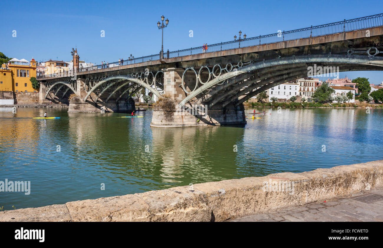 Spanien, Andalusien, Provinz Sevilla, Sevilla, Anzeigen von Isabell II Brücke, im Volksmund bekannt als Punte de Triana. Stockfoto