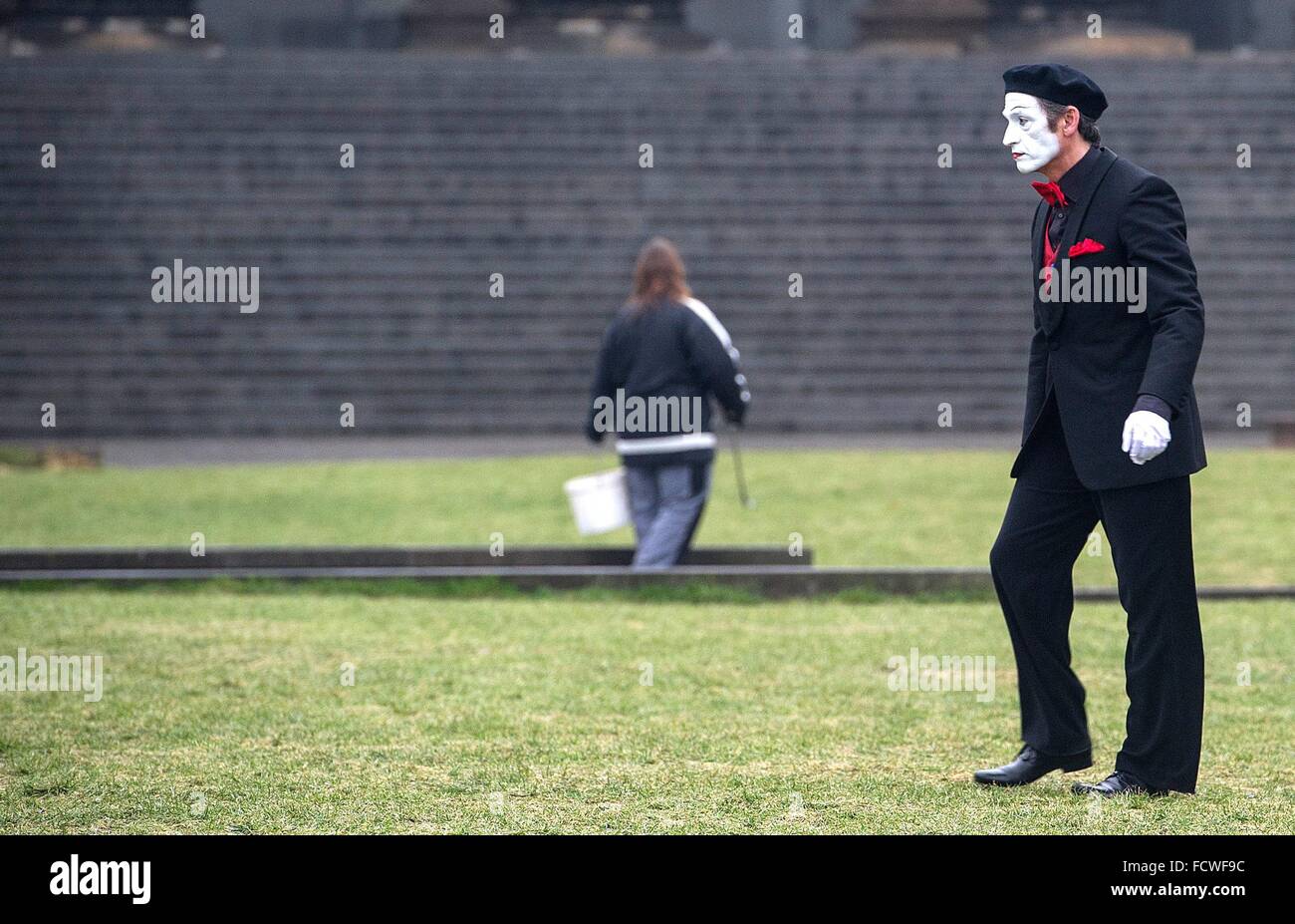 Berlin, Deutschland. 25. Januar 2016. Ein Mann verkleidet als ein Mime durch den Lustgarten Park in Berlin, Deutschland, 25. Januar 2016 geht. Er ist Teil einer spanischen Film-Crew, die derzeit die TV-Version des bewegten Bildes "Perdiendo el Norte Dreharbeiten" in der deutschen Hauptstadt. Es erzählt die Geschichte der jungen Spanier beruflichen Erfolg in Berlin suchen. Foto: PAUL ZINKEN/Dpa/Alamy Live News Stockfoto