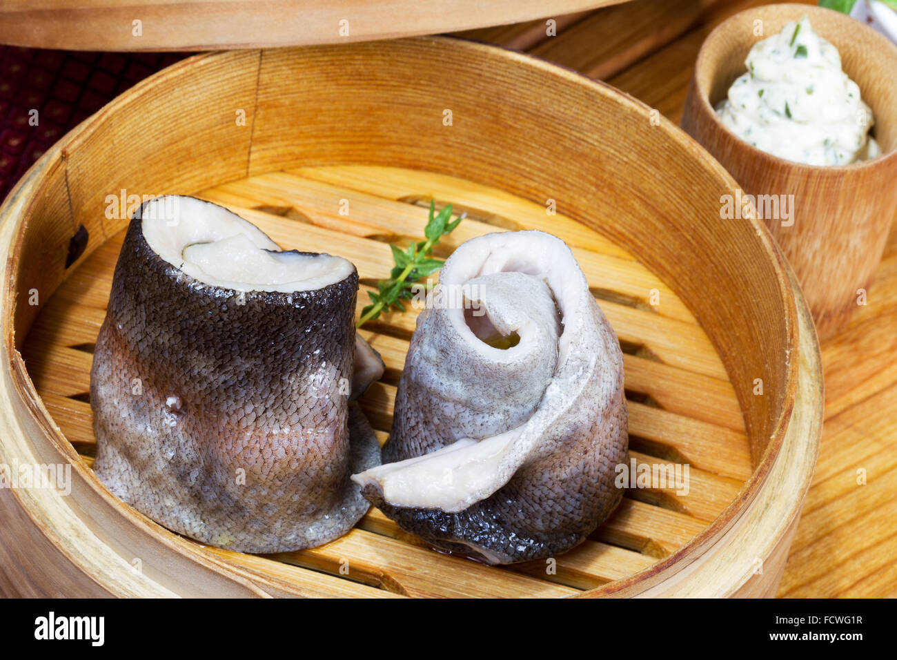 Geschirr, Holz Cup mit gedünstetem Fisch, Salat, Besteck Stockfoto
