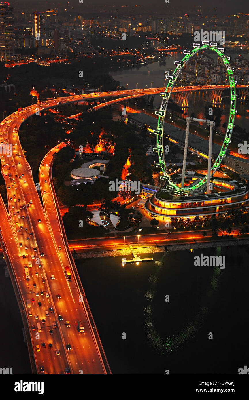 Luftaufnahme des Singapore Flyer in der Nacht Stockfoto