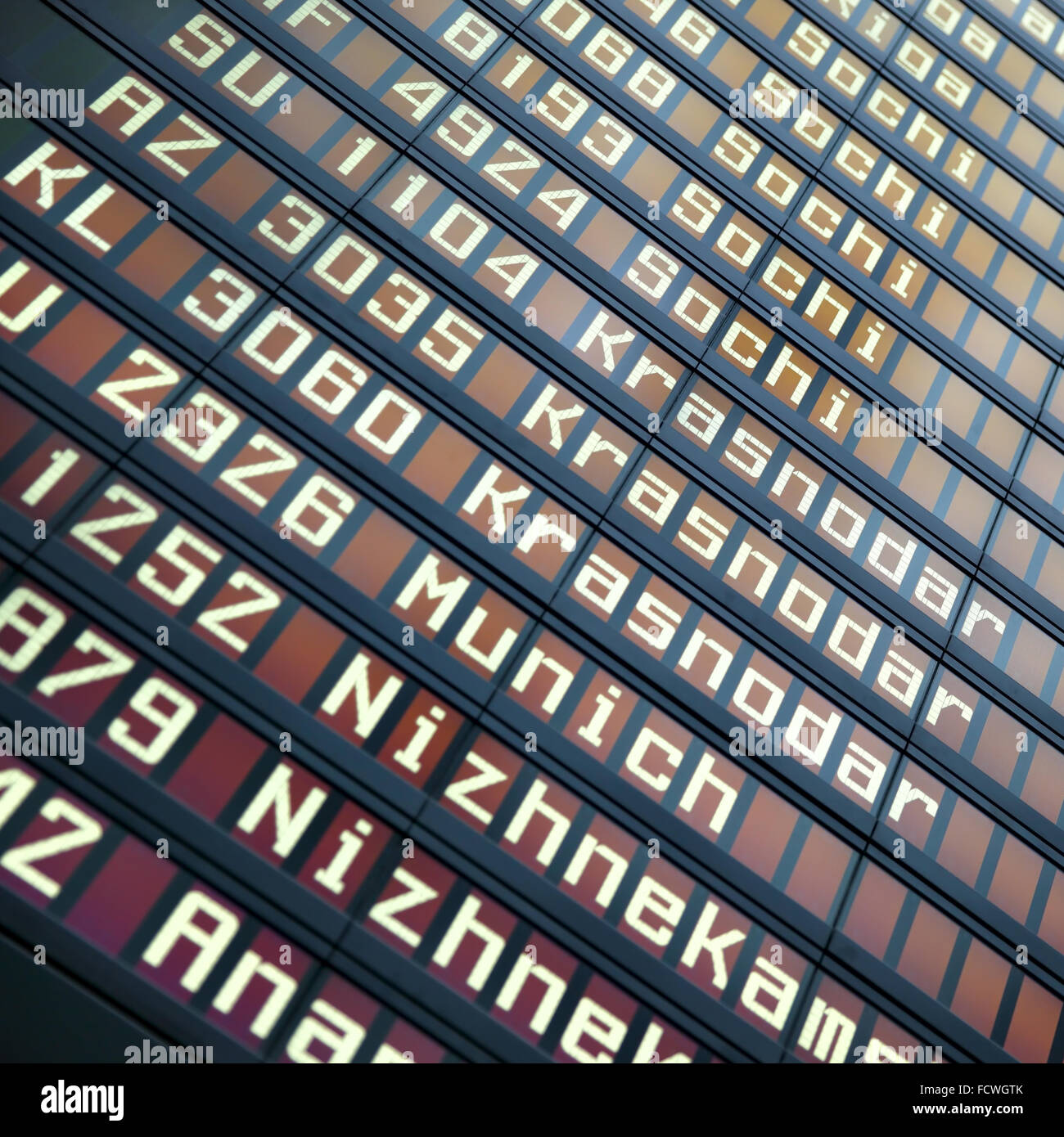 Flüge Informationstafel im Flughafen Stockfoto