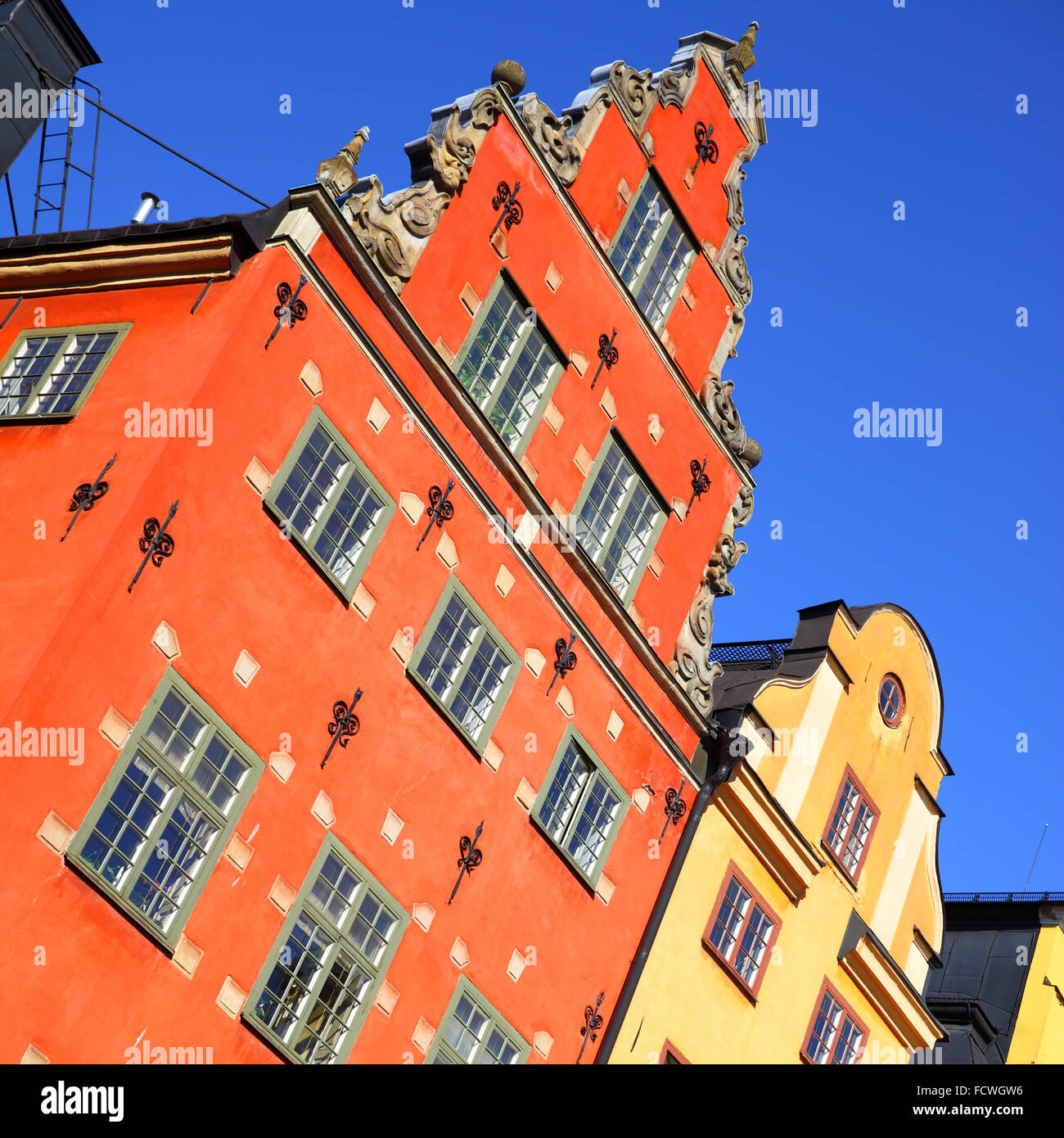 Alte Häuser am Platz Stortorget in Gamla Stan, Stockholm. Tilt-Zusammensetzung Stockfoto