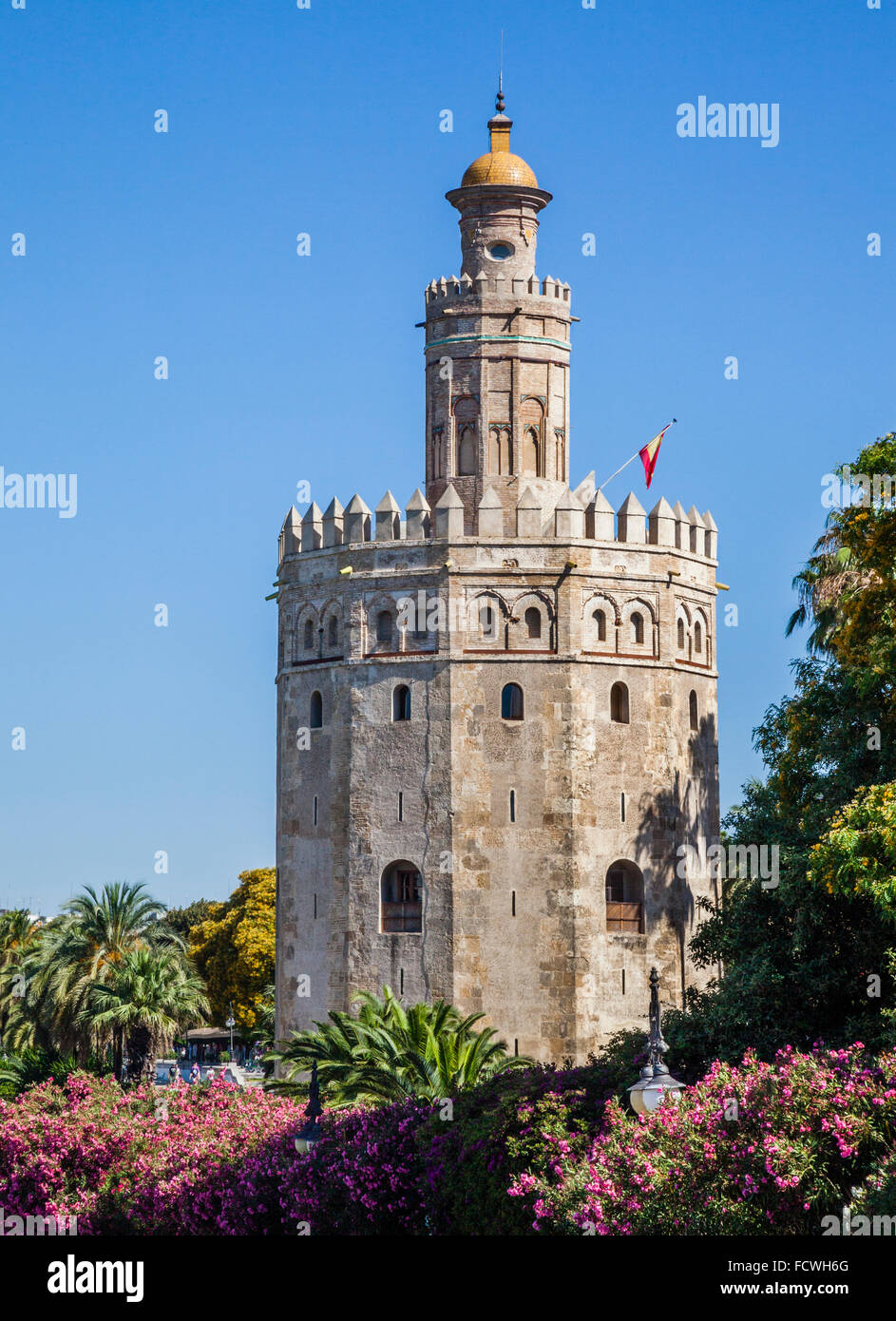 Spanien, Andalusien, Provinz Sevilla, Sevilla, der Torre del Oro, ein 13. Jahrhundert zwölf doppelseitigen militärischen Wachtturm anzeigen Stockfoto
