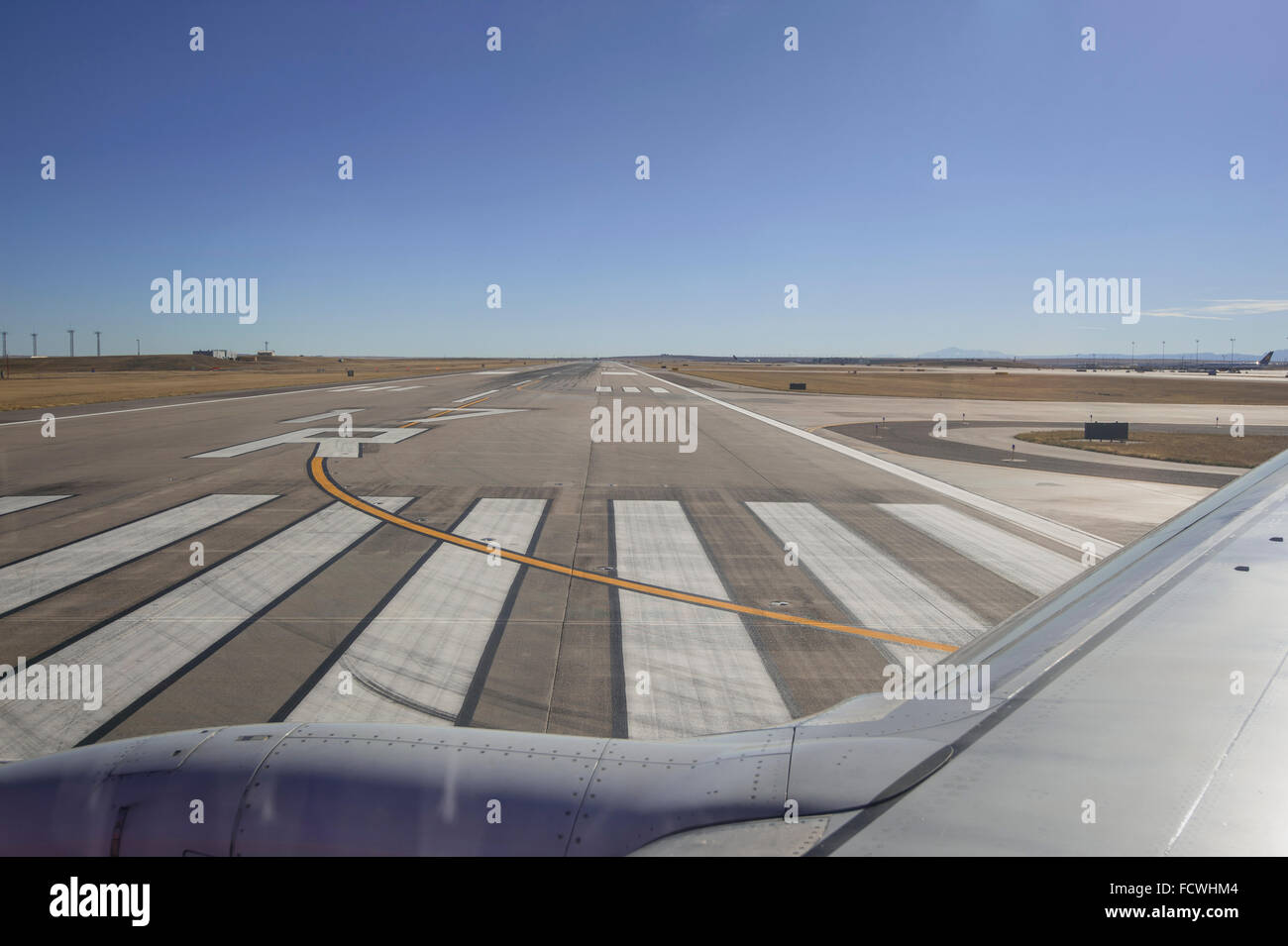 Landebahn des Flughafens mit Flugzeugflügel, Denver, USA Stockfoto