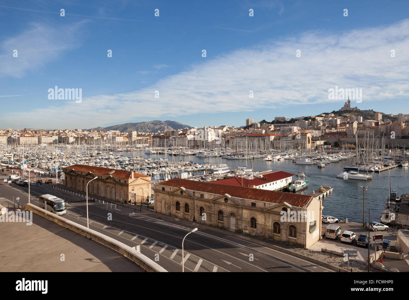 Blick auf die Stadt alten Hafen von Marseille, Frankreich von Fort Saint-Jean Stockfoto