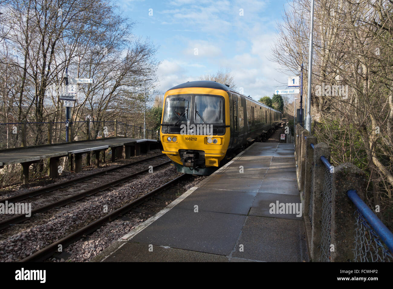 GWR-Klasse 166 Annäherung an Sandhurst Station, Berkshire -1 Stockfoto
