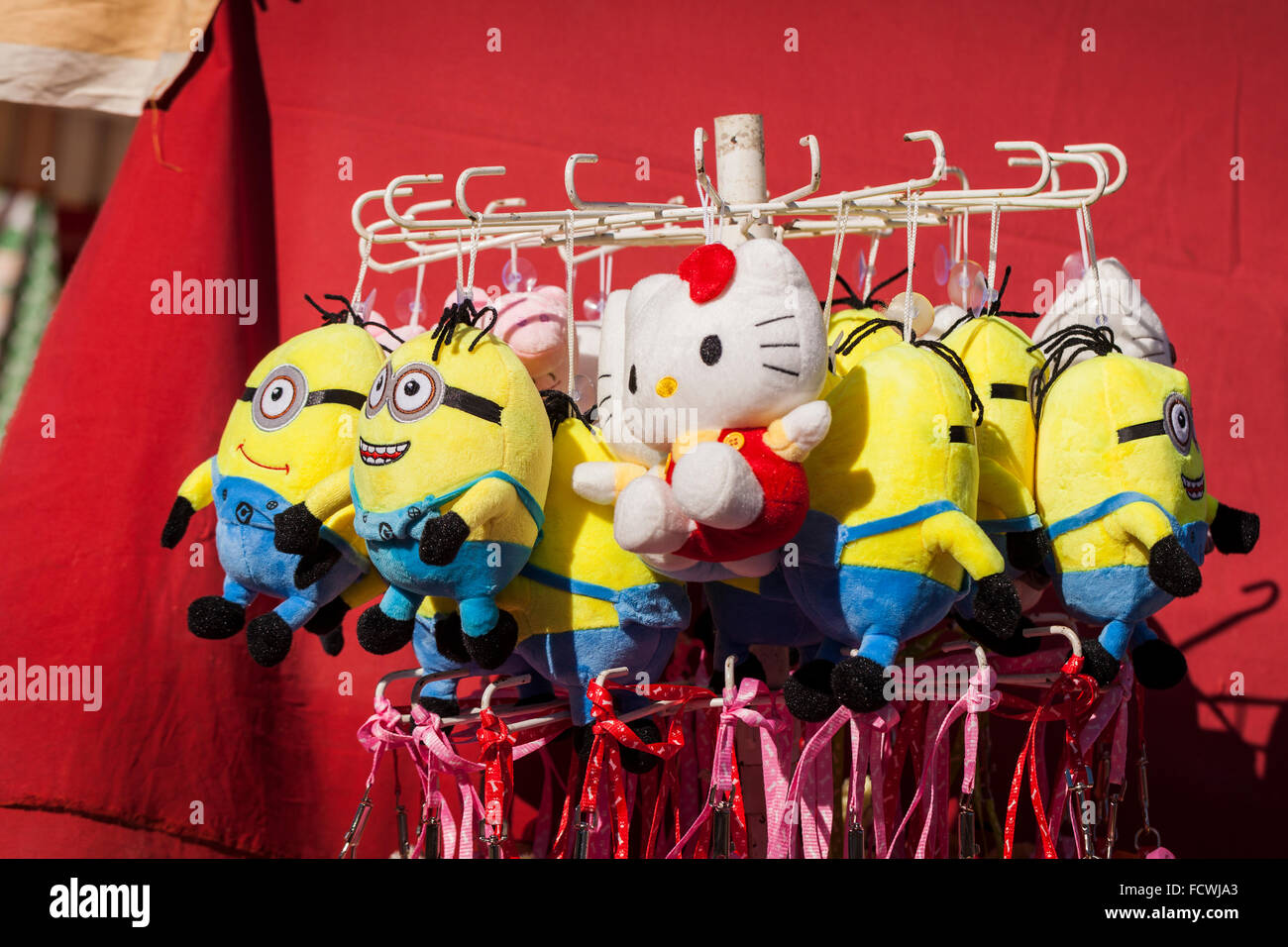 Flauschige Spielzeug Schergen auf einem Gestell zum Verkauf an die Fiesta San Sebastian, La Caleta, Costa Adeje, Teneriffa, Kanarische Inseln, Spanien. Stockfoto