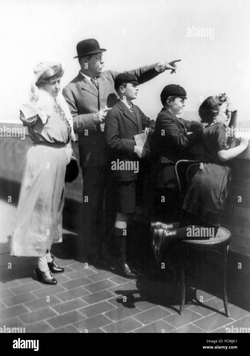 Arrthur Conan Doyle. Der britische Schriftsteller und Arzt Sir Arthur Conan Doyle, Schöpfer von Sherlock Holmes, mit seiner Familie in New York City, New York im April 1922 Stockfoto