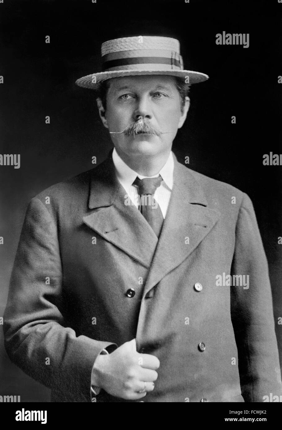 Doyle. Porträt des britischen Schriftstellers und Arztes, Sir Arthur Conan Doyle, Schöpfer von Sherlock Holmes, Jan 1913 Stockfoto