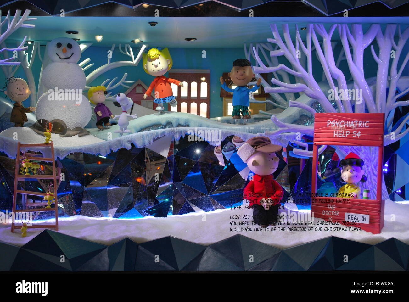 NYC Macy's Herald Square Schaufenster "A Charlie Brown Christmas" feiert den 50. Jahrestag der Karikatur. Stockfoto