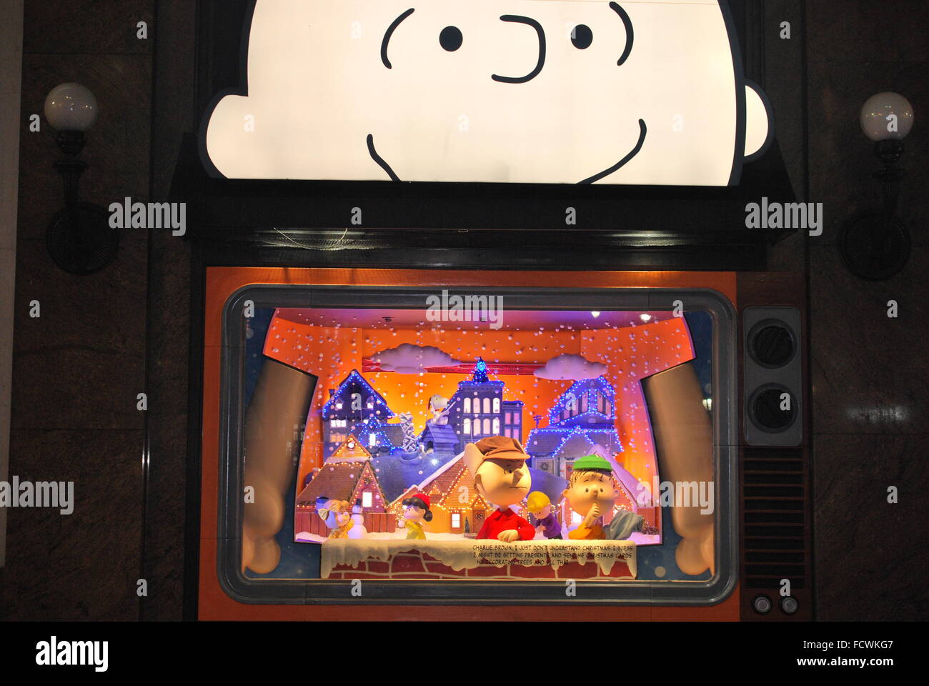 NYC Macy's Herald Square Schaufenster "A Charlie Brown Christmas" feiert den 50. Jahrestag der Karikatur. Stockfoto