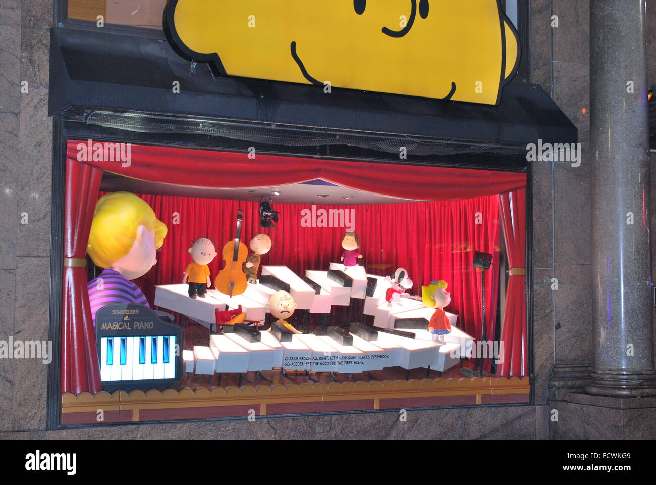 NYC Macy's Herald Square Schaufenster "A Charlie Brown Christmas" feiert den 50. Jahrestag der Karikatur. Stockfoto