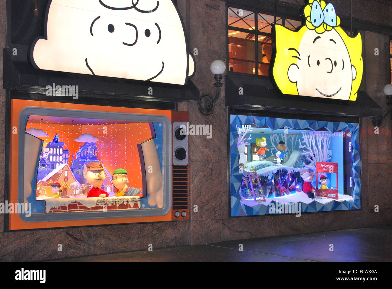 NYC Macy's Herald Square Schaufenster "A Charlie Brown Christmas" feiert den 50. Jahrestag der Karikatur. Stockfoto