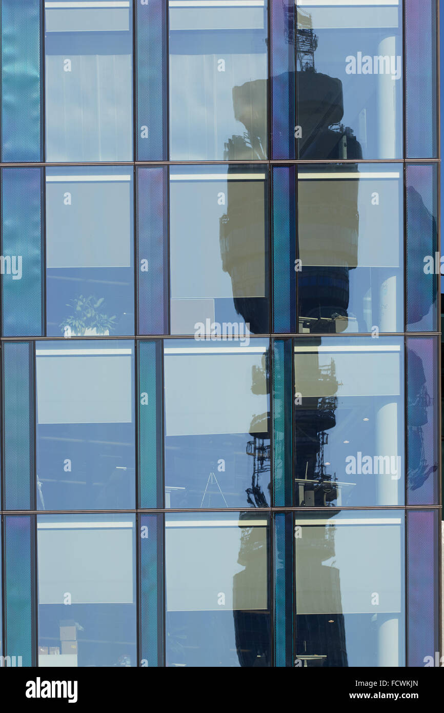 Der Londoner BT Tower spiegelt sich in einem Bürogebäude. Stockfoto