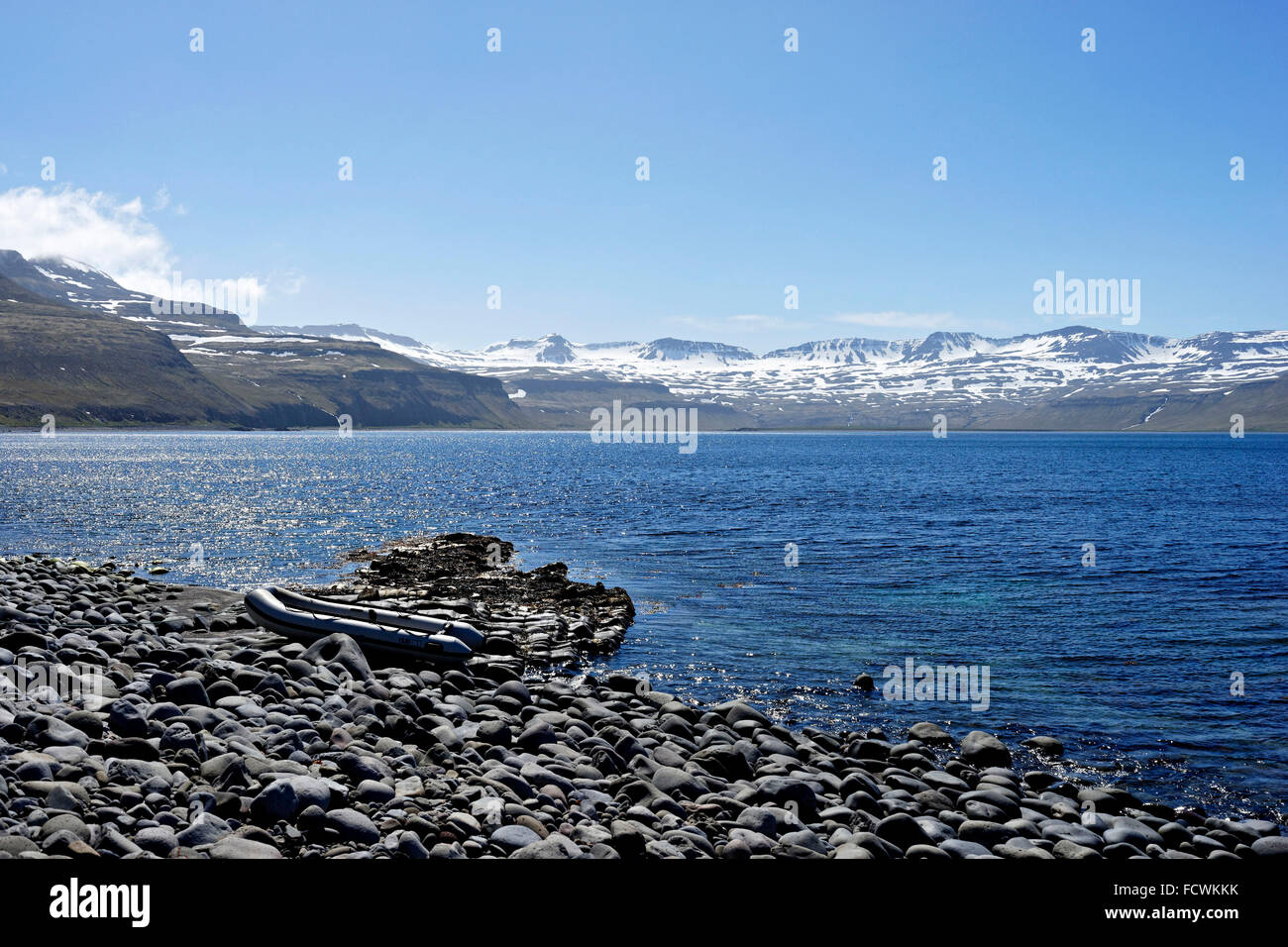 Kautschuk Floß auf felsigen Vorland in isländischen Landschaft, Hornstrandir Naturreservat, Westfjorde, Island, Europa. Stockfoto