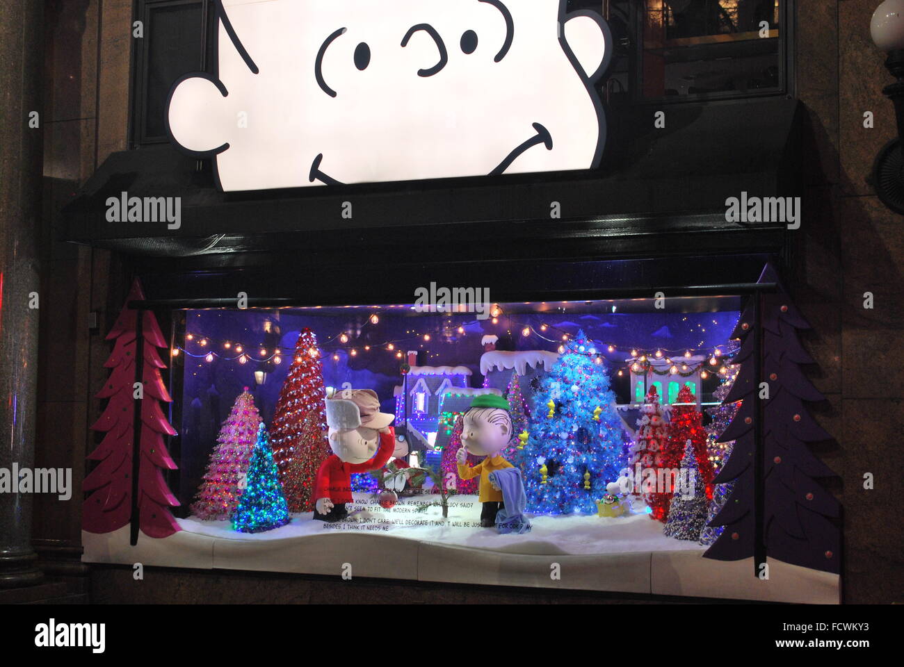 NYC Macy's Herald Square Schaufenster "A Charlie Brown Christmas" feiert den 50. Jahrestag der Karikatur. Stockfoto