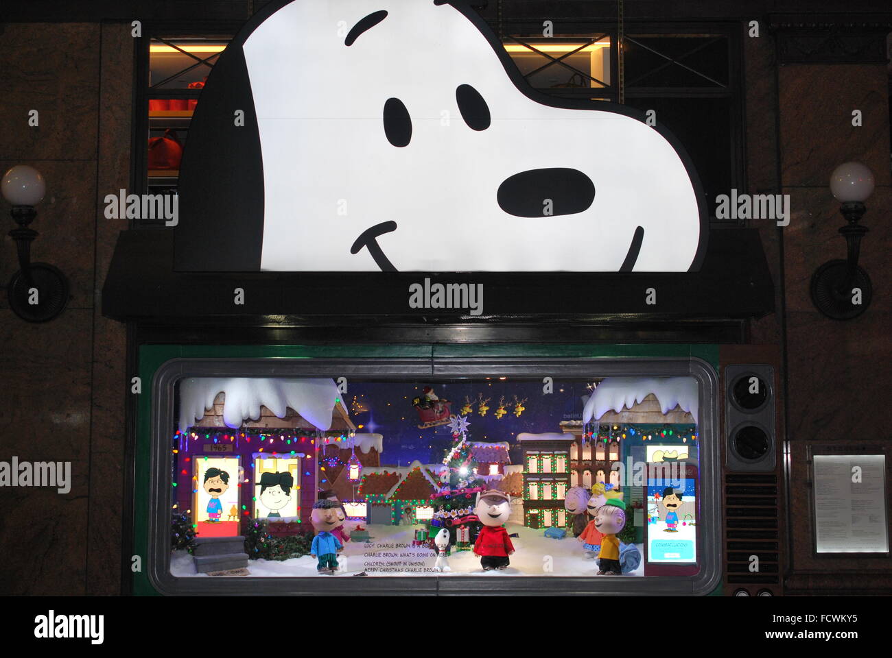 NYC Macy's Herald Square Schaufenster "A Charlie Brown Christmas" feiert den 50. Jahrestag der Karikatur. Stockfoto