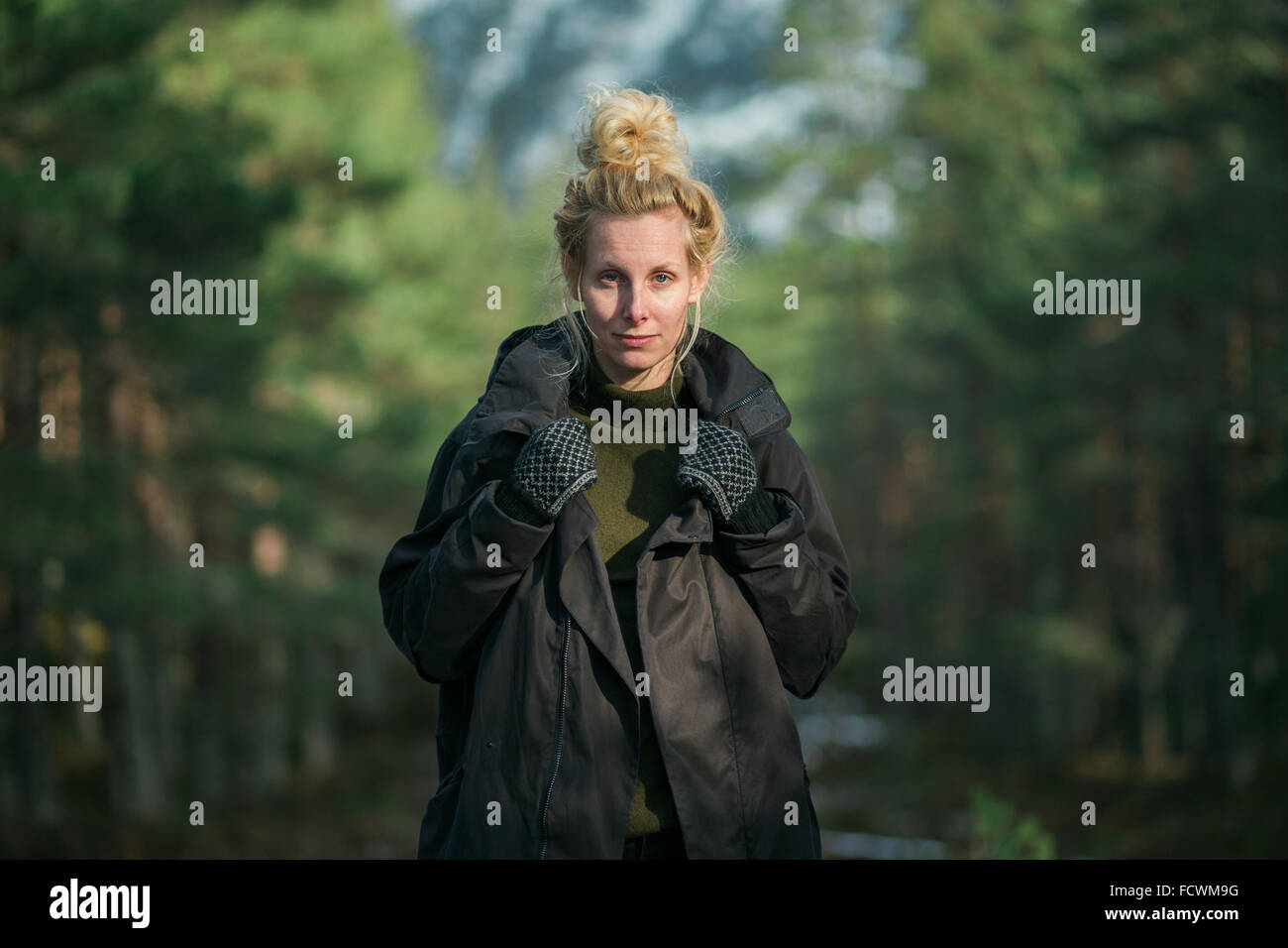Eine Frau Wanderer zu Fuß durch die Natur in ländlichen Schottland Stockfoto