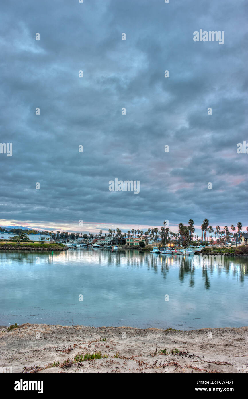 Enge Sicht der Ventura Marina und Palmen unter bewölktem Himmel Stockfoto